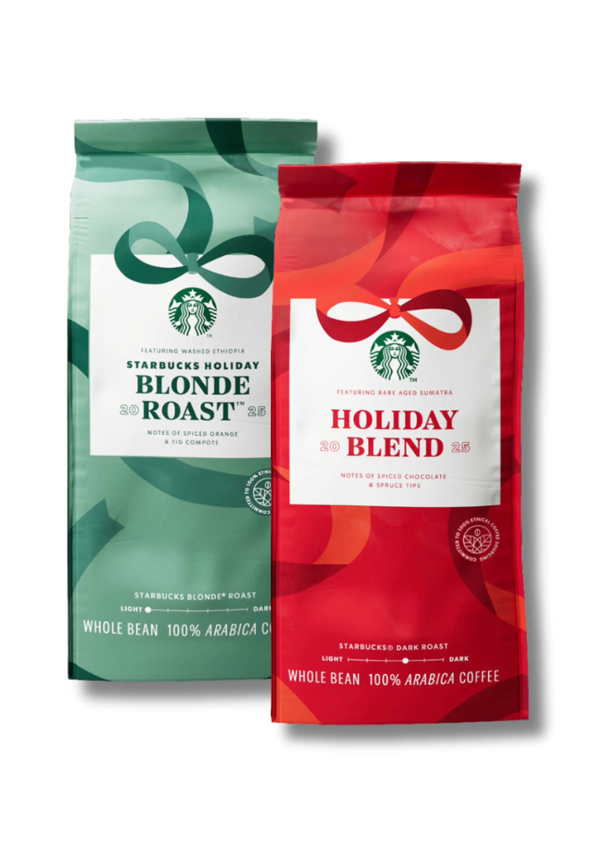 Dwa opakowania kawy ziarnistej Starbucks w świątecznym designie. Po lewej stronie zielone opakowanie z napisem „Starbucks Holiday Blonde Roast” – zawiera nuty pomarańczy i figi, jest oznaczone jako jasne palenie (Blonde Roast) i 100% Arabica. Po prawej stronie czerwone opakowanie z napisem „Holiday Blend” – zawiera nuty przypraw, czekolady i gałązek świerku, jest oznaczone jako ciemne palenie (Dark Roast) i 100% Arabica. Oba opakowania mają ozdobne grafiki w formie wstążek, nawiązujące do świątecznej tematy