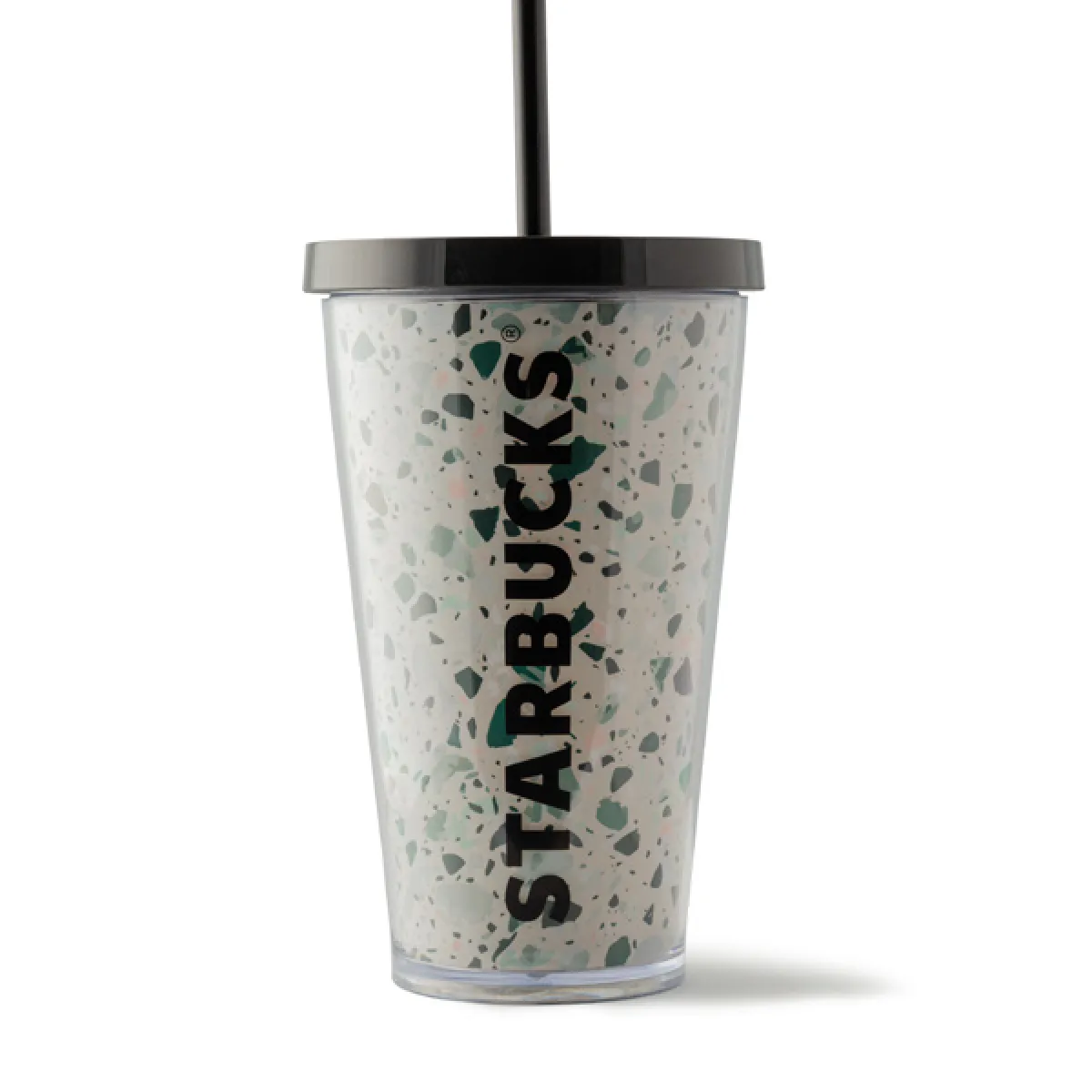 Biały tumbler w stylu terrazzo z czarnymi i zielonymi akcentami, czarną pokrywką i słomką oraz pionowym logo Starbucks