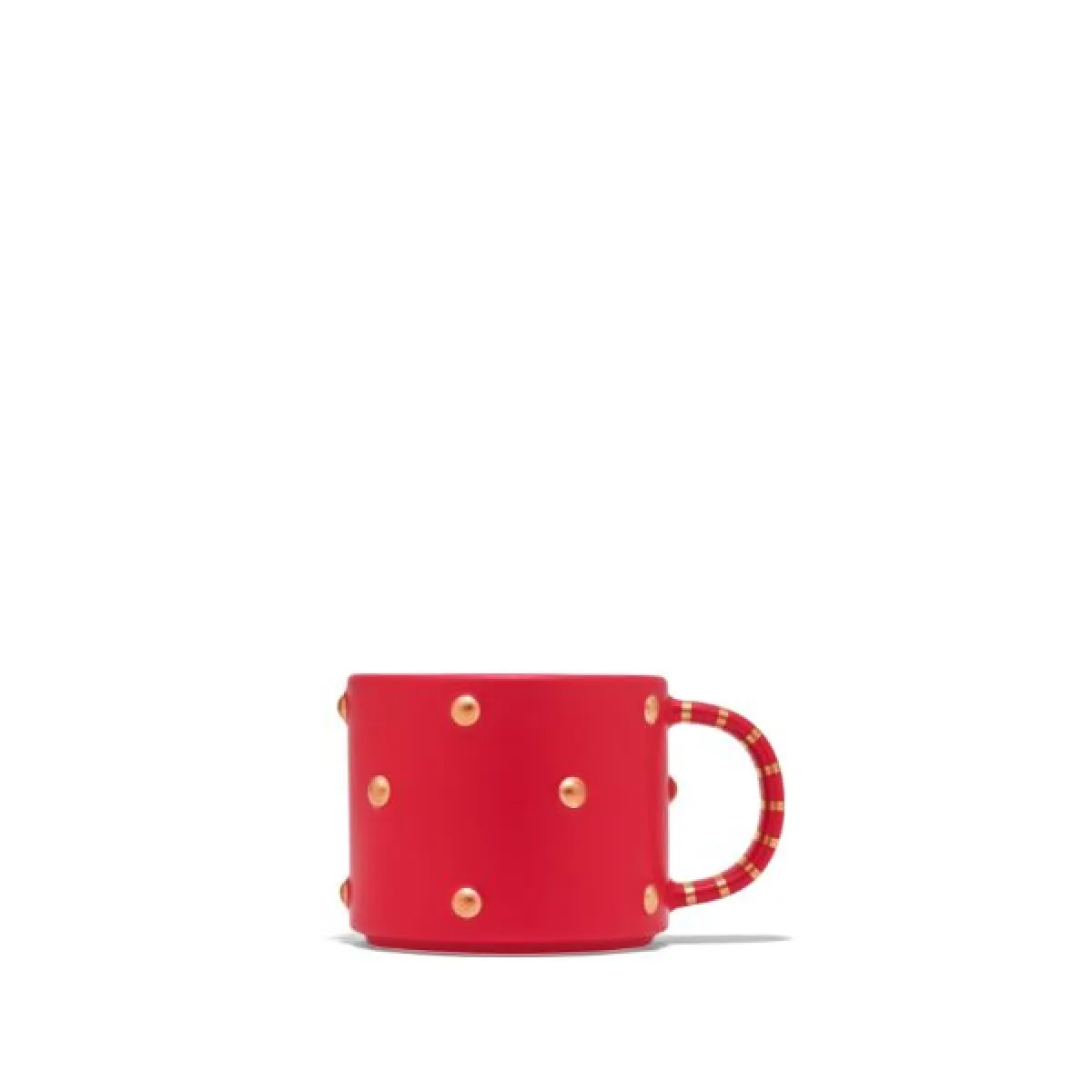 Ceramiczny kubek w intensywnie czerwonym kolorze, ozdobiony złotymi wypukłymi kropkami. Uchwyt ma wzór w czerwono-złote paski.