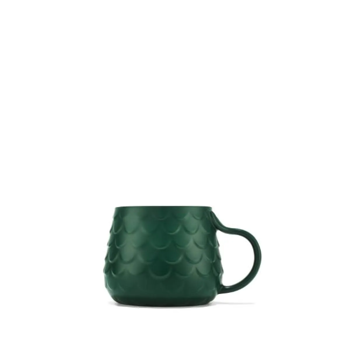 Zielony kubek o zaokrąglonym kształcie z tłoczonym wzorem przypominającym łuski, ustawiony na białym tle