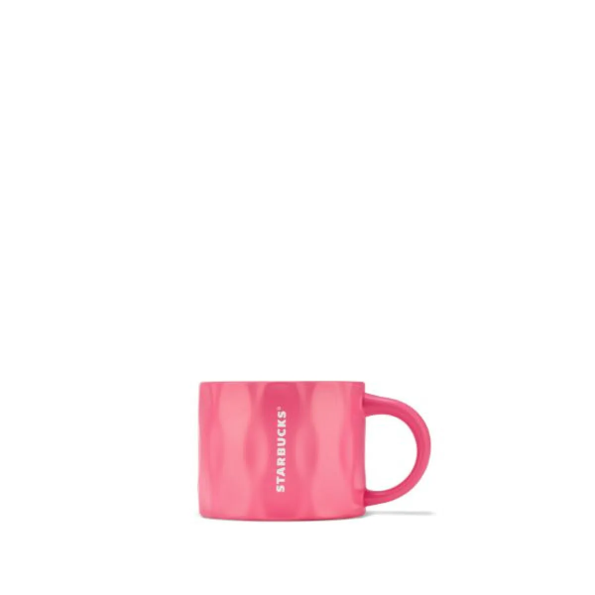 Różowy ceramiczny kubek Starbucks z delikatnym wzorem i logo, ustawiony na białym tle.