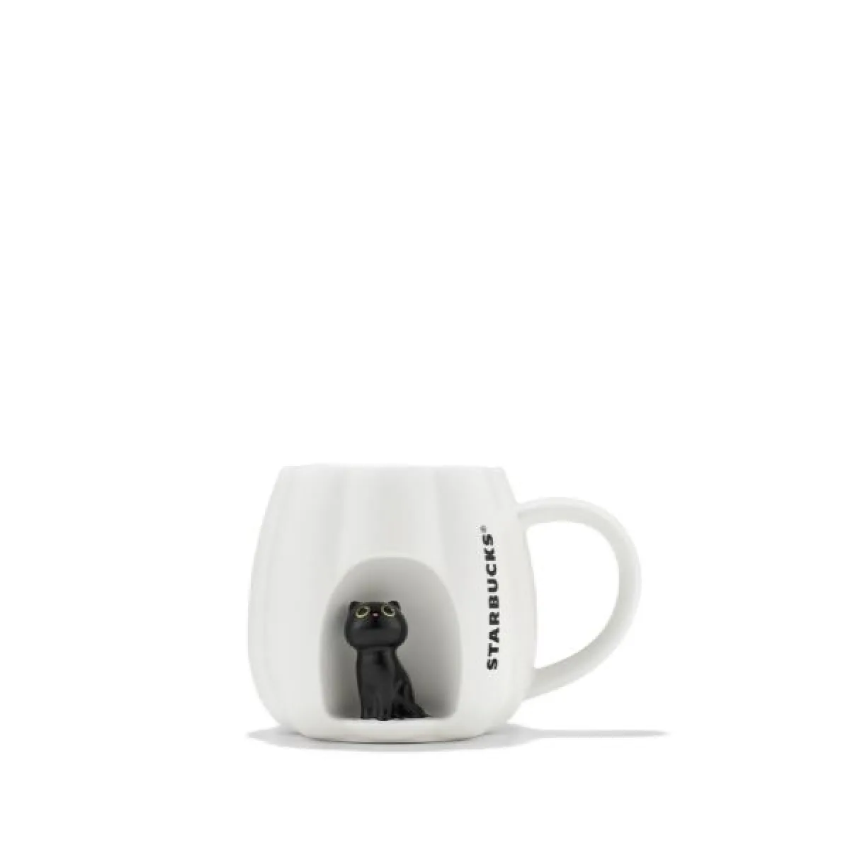 Biały ceramiczny kubek Starbucks z figurką czarnego kota umieszczoną w ozdobnej wnęce na froncie.