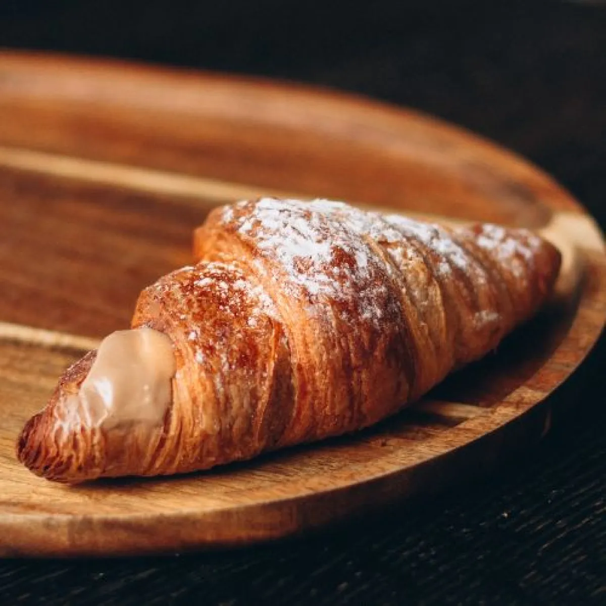 croissant z nadzieniem sołone masło oraz karmel