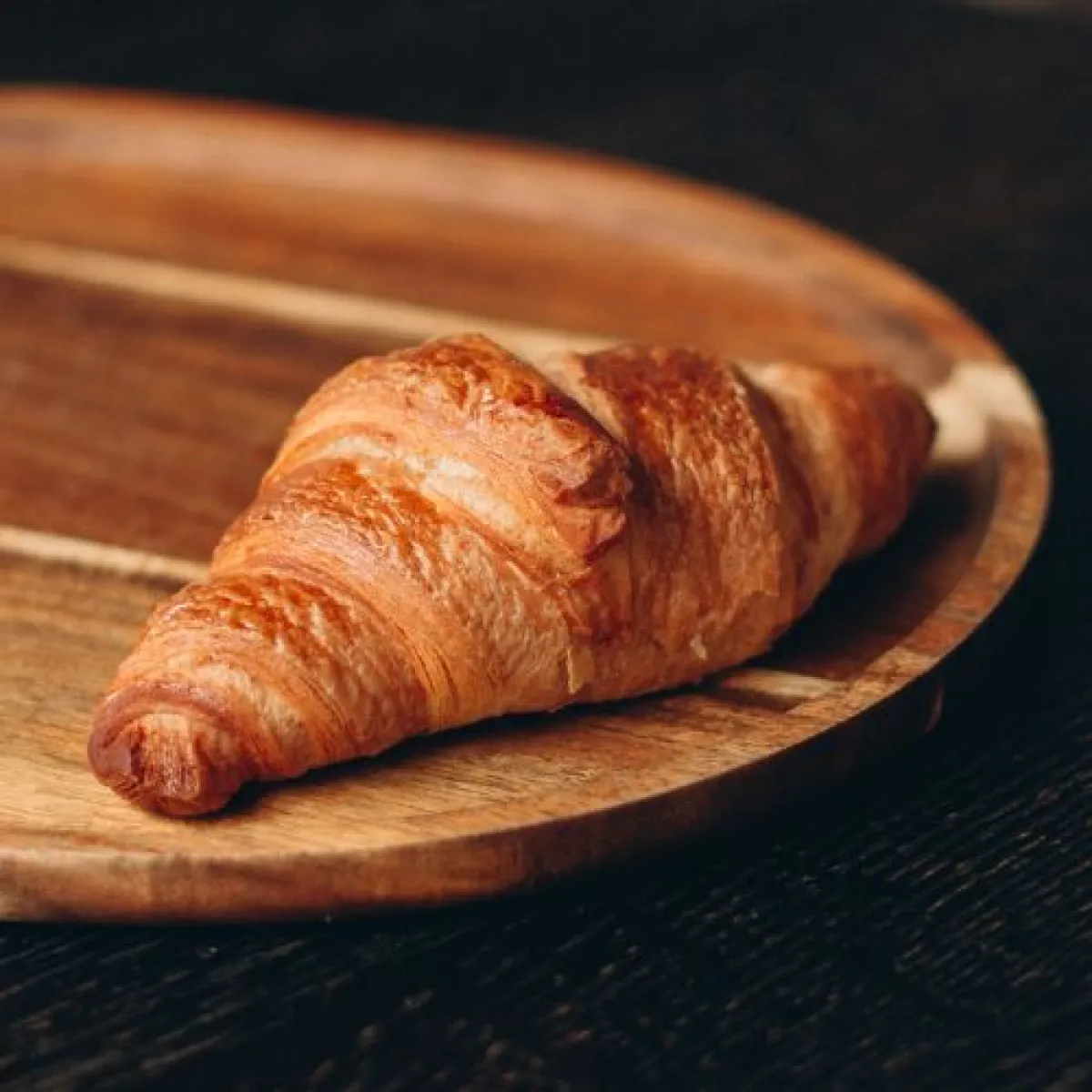 croissant malany podany na desce