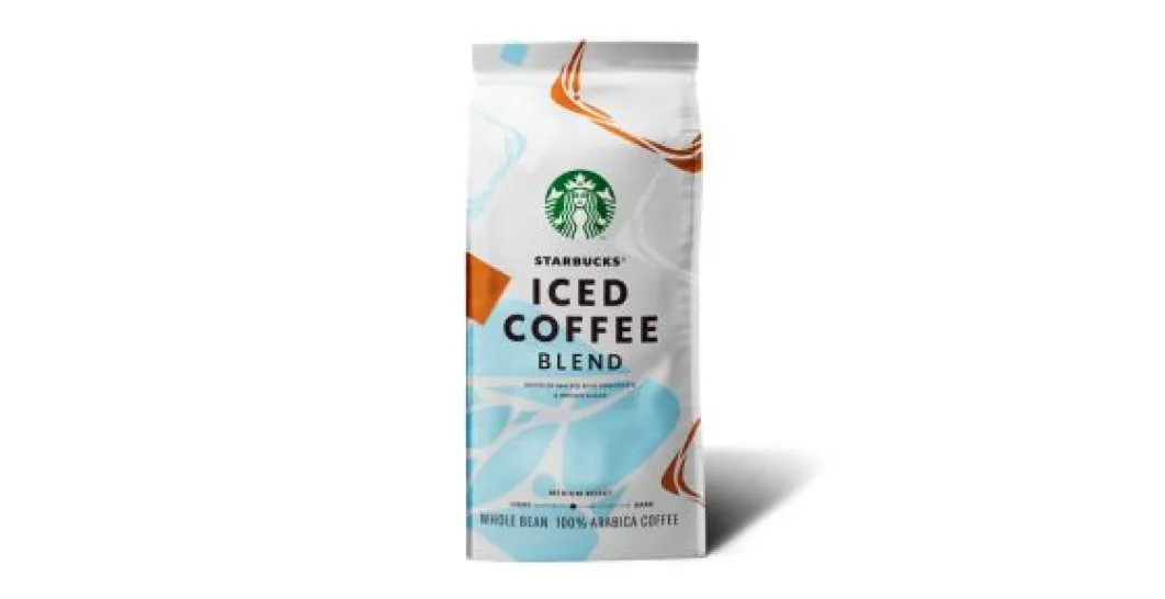 Opakowanie ziarnistej kawy Starbucks Iced Coffee Blend 100% Arabica na jasnym tle.